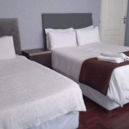 Acacia Guesthouse เคมป์ตัน พาร์ค ภายนอก รูปภาพ